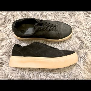 DLG black suede runners